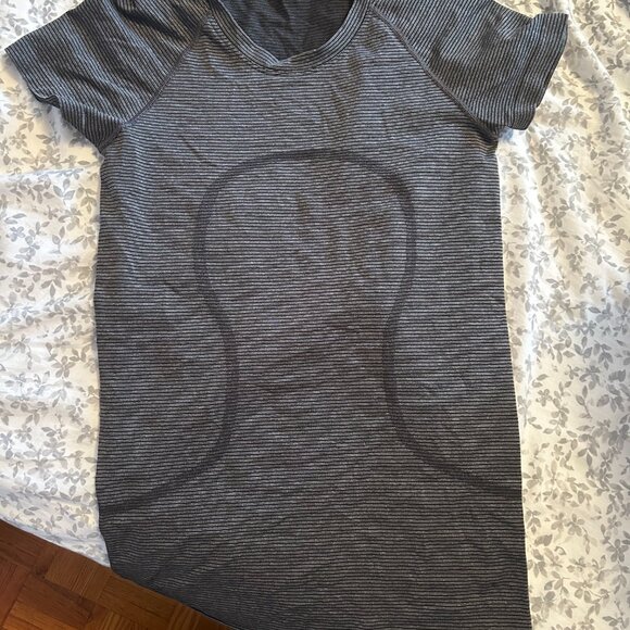 Lululemon shirt size 2 - Picture 2 of 4